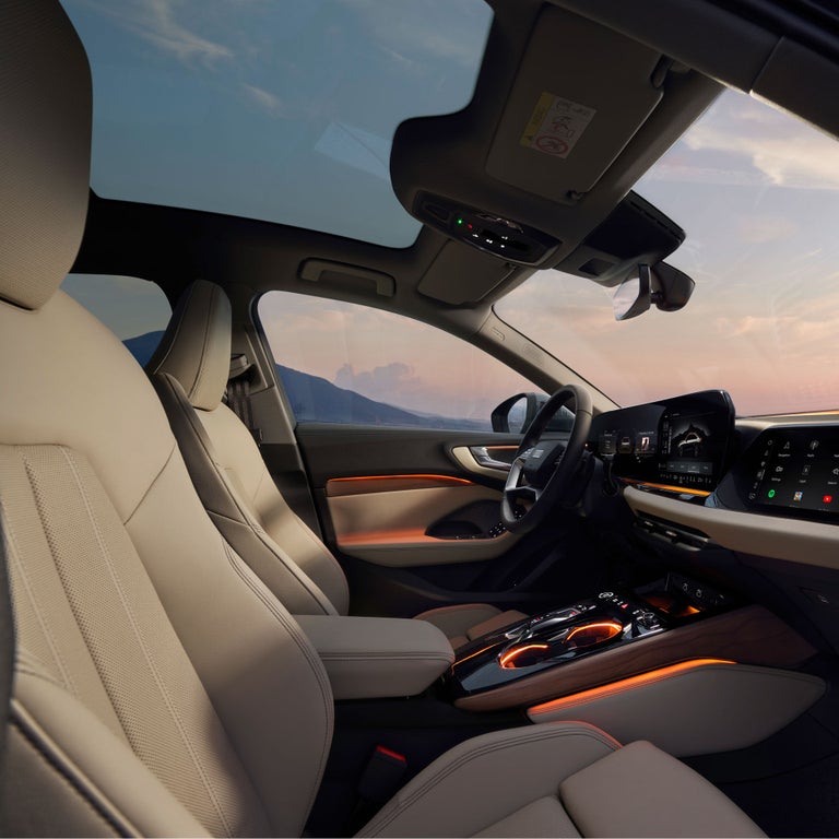 Vue intérieure de l’Audi A5 Coupé montrant le toit panoramique.