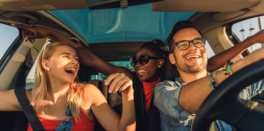 Techniciens de service Audi rédigeant un rapport.