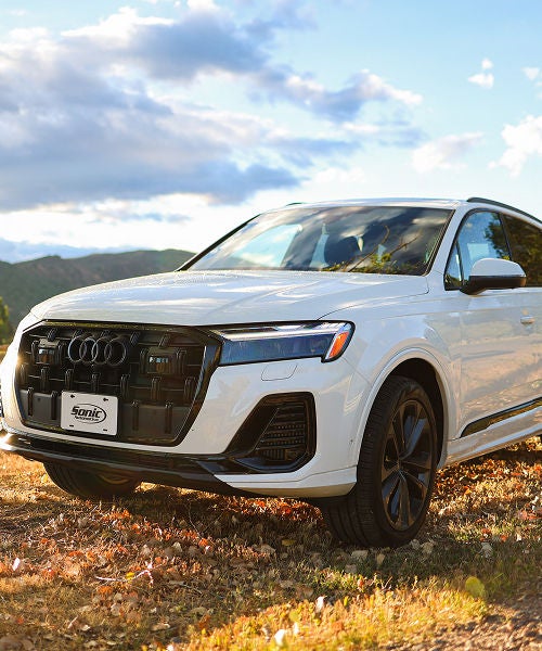 Left profile view of an Audi Q7 parked.