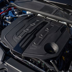Gros plan sur le moteur turbocompressé de l'Audi A6 Berline.