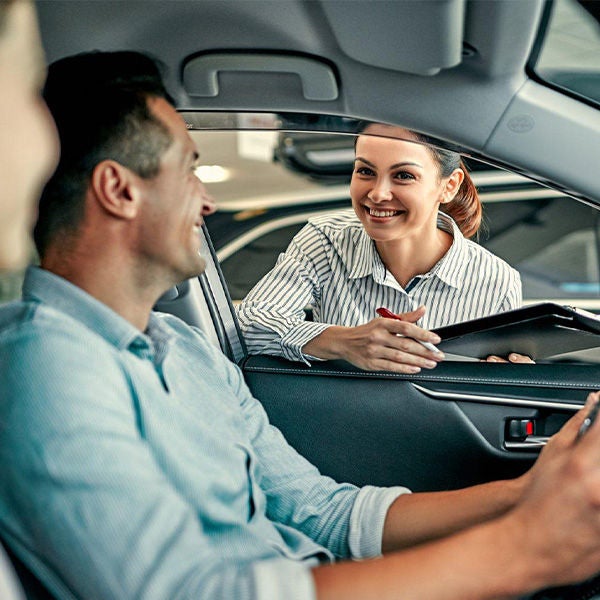 Trois véhicules Audi roulant avec le coucher du soleil en arrière-plan.