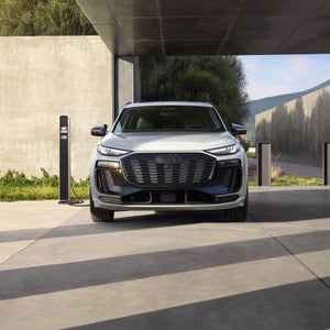 Profil avant de l'Audi Q6 e-tron.