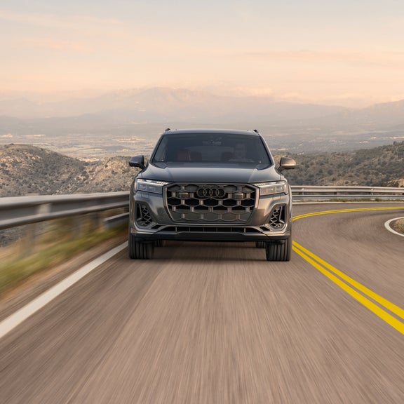 Front profile of an Audi SQ7 accelerating. 