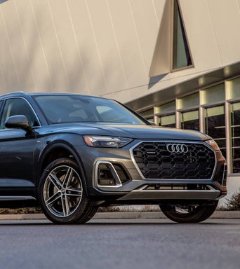 Vue d’angle d’un Audi Q5 garé