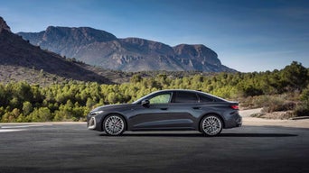 Vue de profil latéral d’un modèle Audi A5 2025.