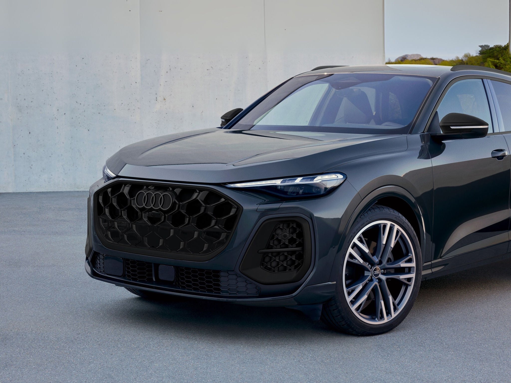 Vue d’un Audi Q5 stationné. 