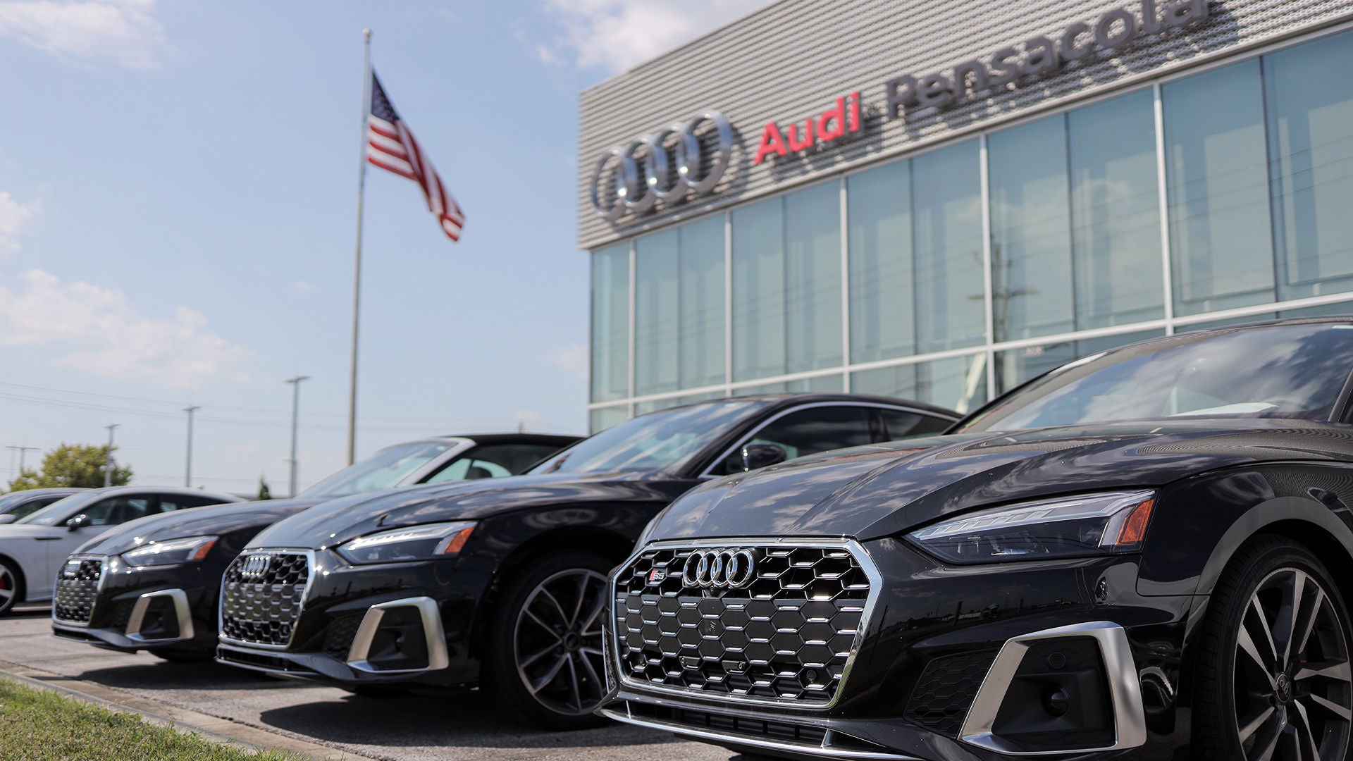 Audi employee polishing an Audi SUV
