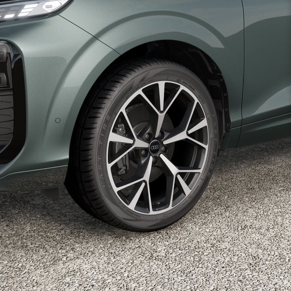 Gros plan sur la roue avant d'une Audi Q3.