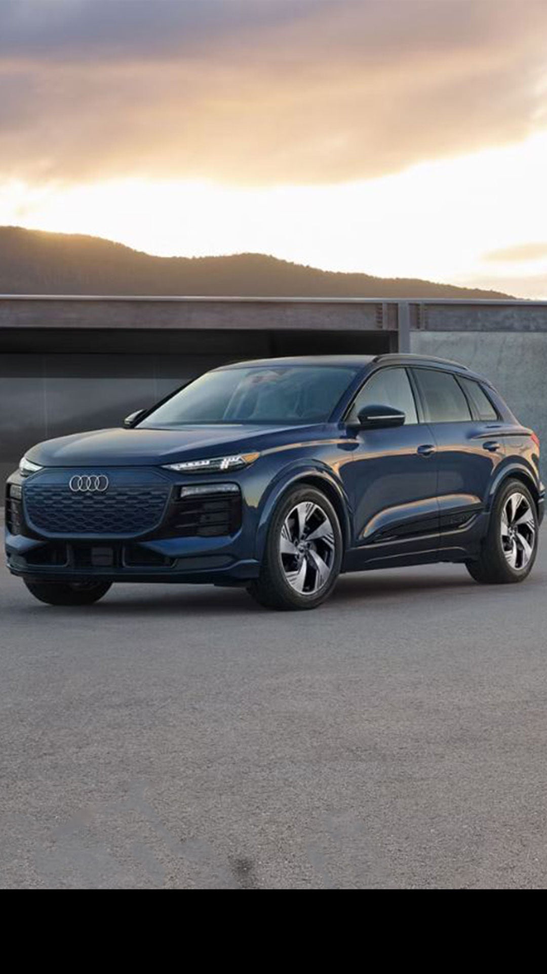 Right profile view of an Audi Q8 e-tron parked.
