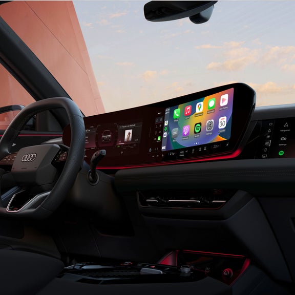 Gros plan sur les écrans intérieurs du conducteur et du passager de l’Audi SQ6 e-tron montrant la fonction de connectivité pour téléphone intelligent.