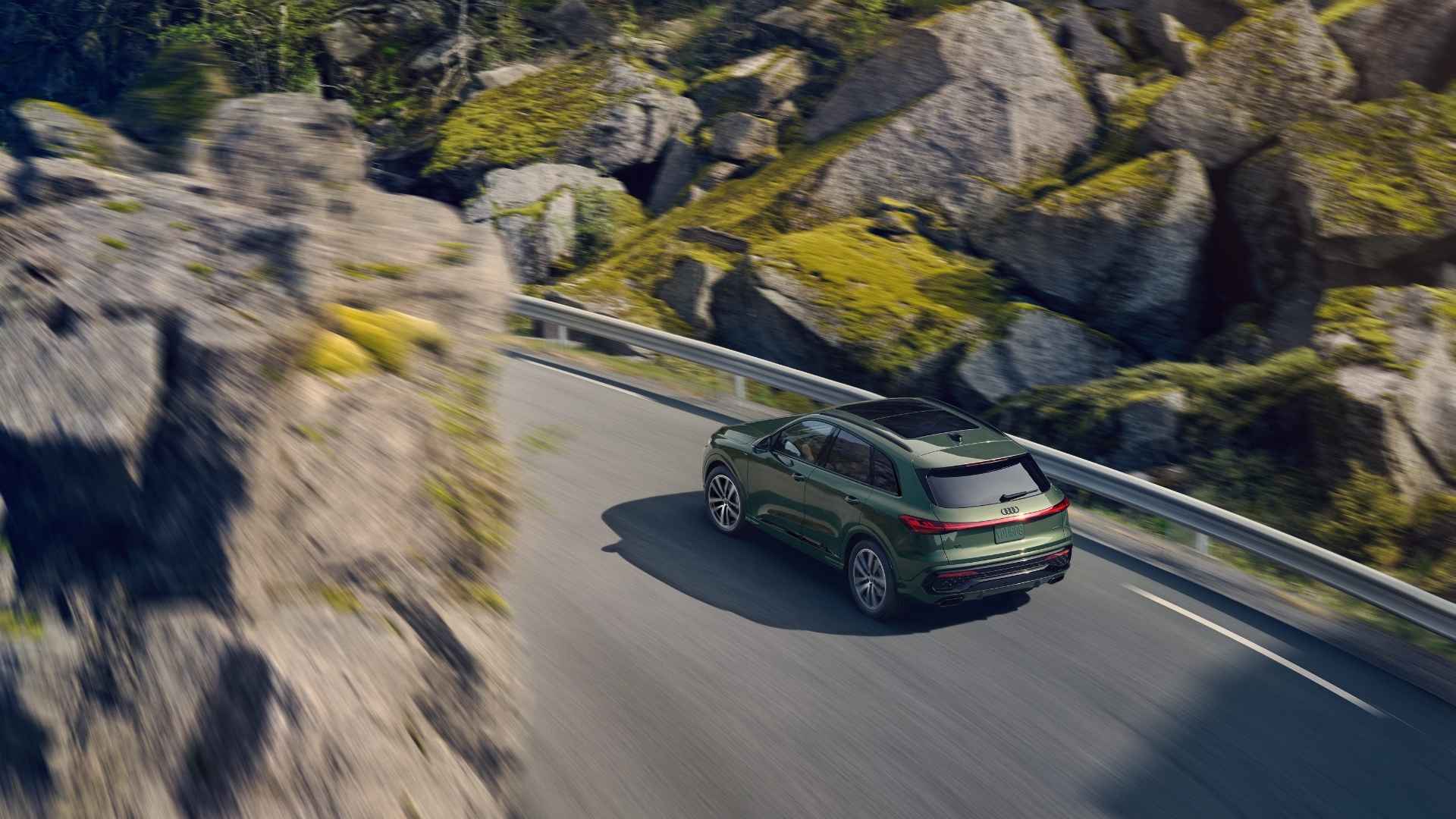 How does quattro all-wheel drive enhance Audi Q5 performance?