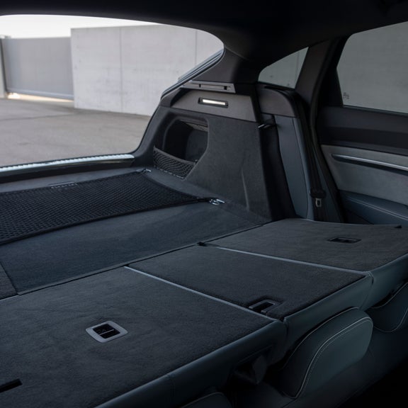 Gros plan du coffre de l'Audi e-tron Sportback.
