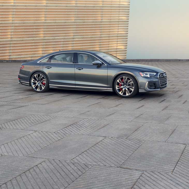 Vue latérale de l'Audi S8 garée.
