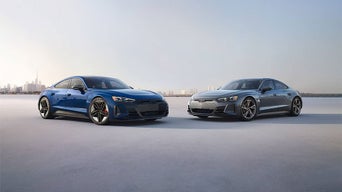Une Audi RS e-tron GT et une Audi e-tron GT garées inclinées l'une vers l'autre.
