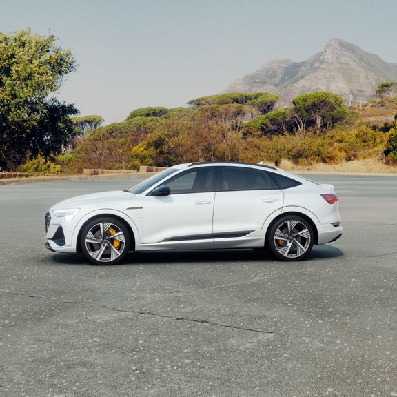 Profil latéral de l'Audi e-tron Sportback.